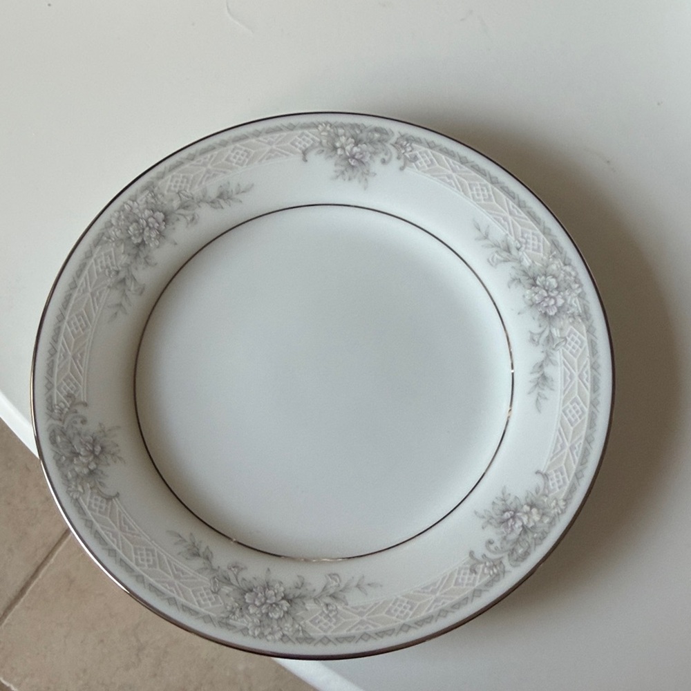 Noritake Elegant Gray and White Dinner Plate